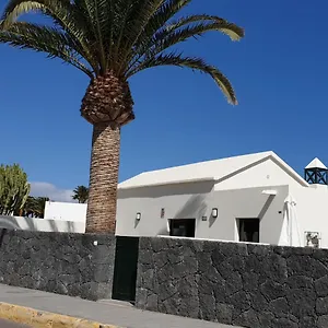 https://casa-a-primera-linea-de-mar.in-canary-islands.com